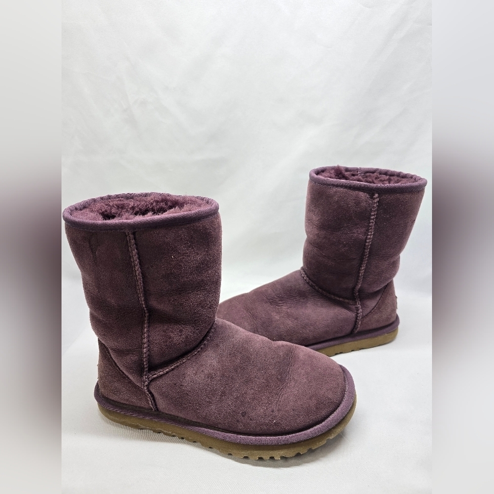UGG F23112D Classic Short PURPLE Sheepskin Boots Women size 6- Stains